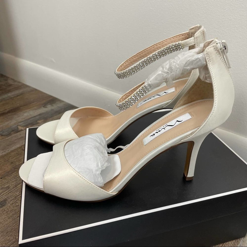 NINA VOLANDA IVORY LUSTER SATIN DRESS SANDALS NWT - Picture 4 of 8